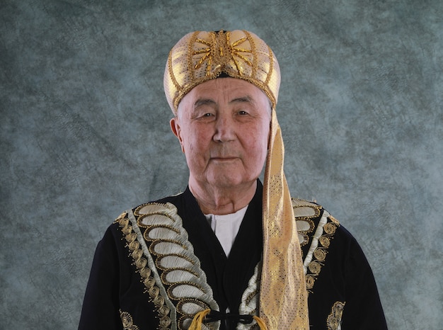 portret van een oude kazak in nationale kazachse kleding