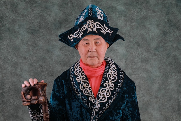 Foto portret van een oude kazak in nationale kazachse kleding