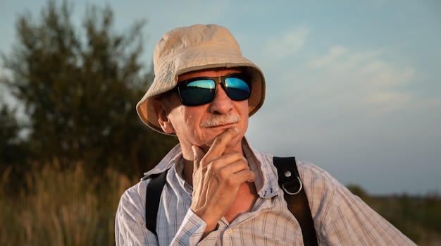 Portret van een oude man met zonnebril
