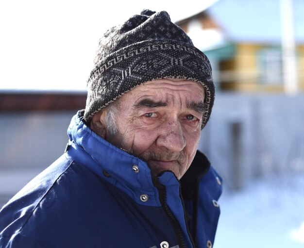 Portret van een oude Russische man die droevig in de camera kijkt
