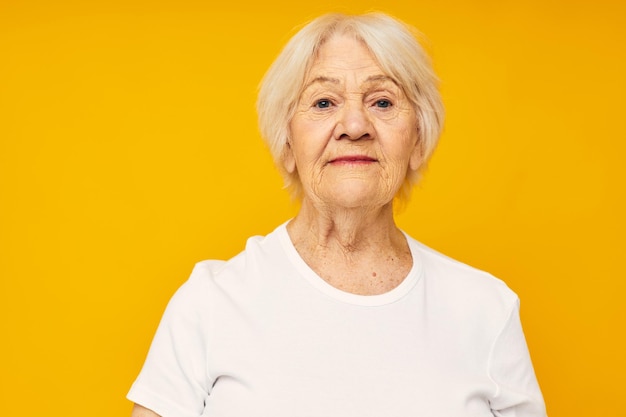 Portret van een oude vriendelijke vrouw gelukkige levensstijl vreugde bijgesneden weergave