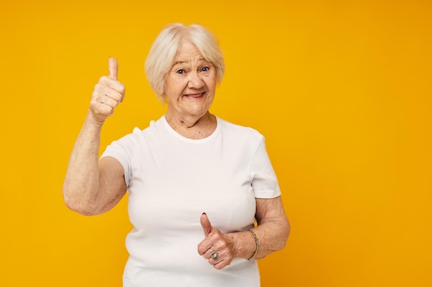 Portret van een oude vriendelijke vrouw gelukkige levensstijl vreugde geïsoleerde achtergrond