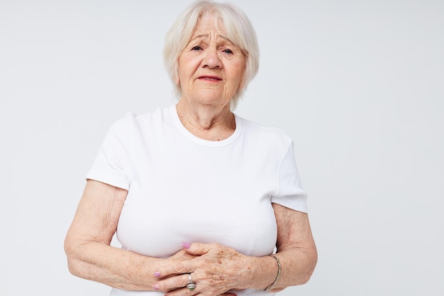 Portret van een oude vriendelijke vrouw gezondheid levensstijl migraine lichte achtergrond