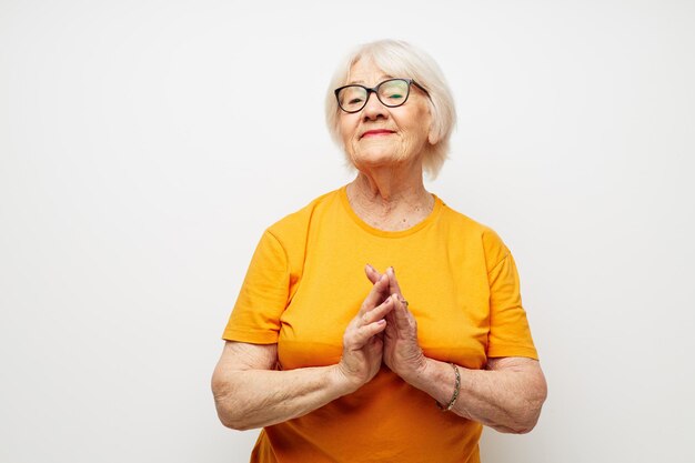 Portret van een oude vriendelijke vrouw problemen met het gezichtsvermogen met een bril geïsoleerde achtergrond