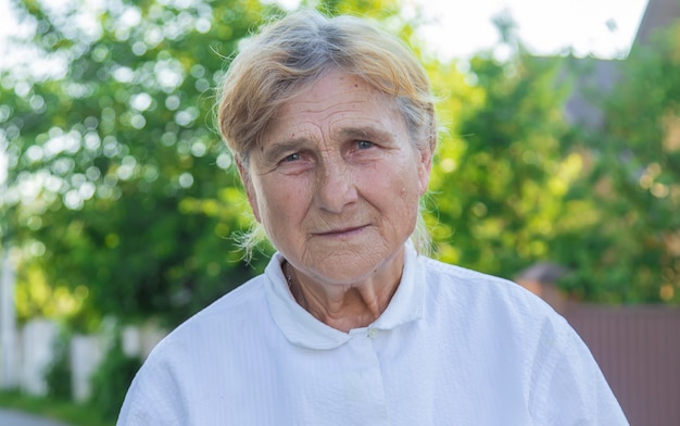 Portret van een oude vrouw op straat. Selectieve aandacht.