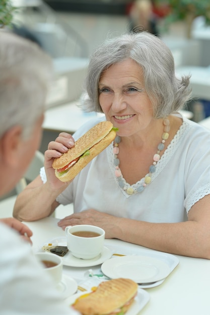 Portret van een ouder echtpaar dat fastfood eet