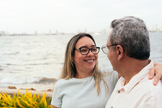 Portret van een ouder echtpaar dat in een park staat