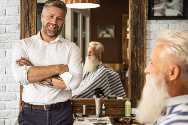 Foto portret van een ouder echtpaar dat thuis zit