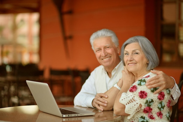 Portret van een ouder echtpaar met een laptop