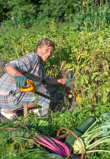 Portret van een oudere man die op een boerderij werkt