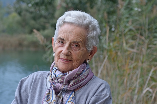 Portret van een oudere vrouw aan de buitenkant