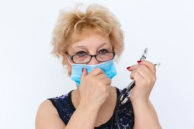 Portret van een oudere vrouw die een masker draagt met een stethoscoop