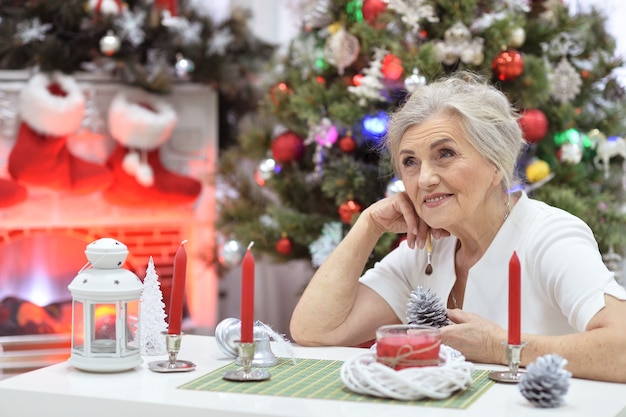 Portret van een oudere vrouw die zich voorbereidt op Kerstmis