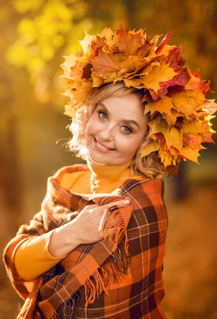 Portret van een oudere vrouw in herfstbladeren