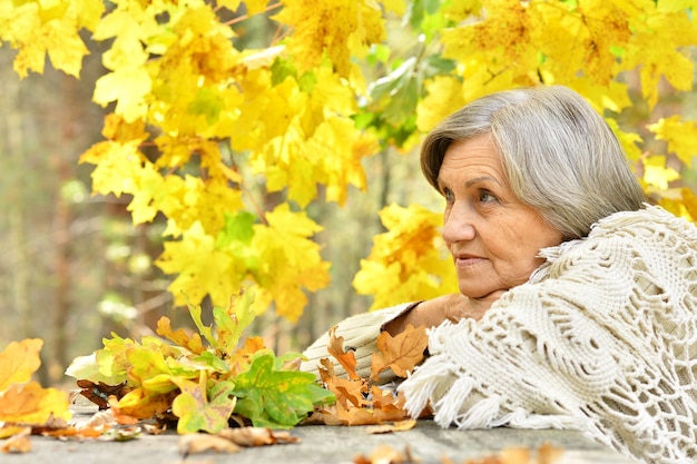 Portret van een oudere vrouw in het herfstpark