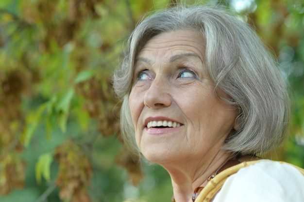 Portret van een oudere vrouw in het zomerpark