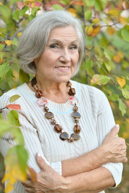 Portret van een oudere vrouw in het zomerpark