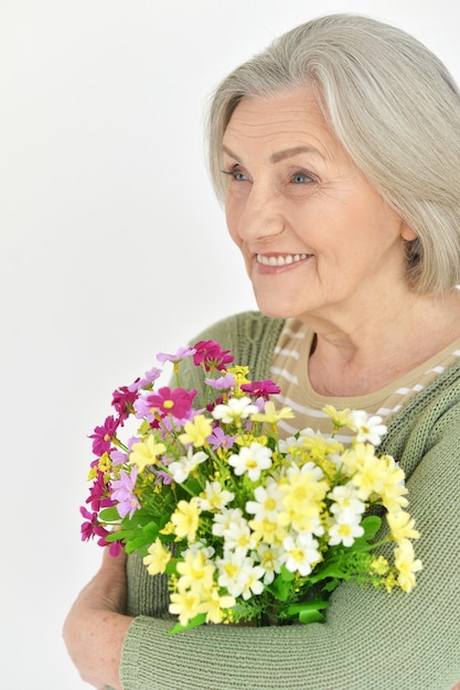 Portret van een oudere vrouw met bloeiende bloemen