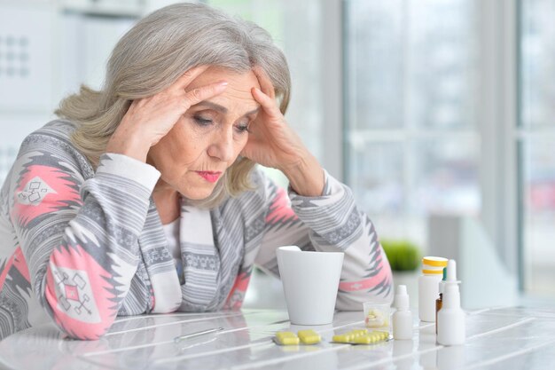 Portret van een oudere vrouw met hoofdpijn