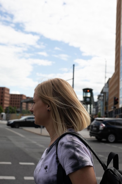 Foto portret van een oudere vrouw op straat in de stad tegen de lucht