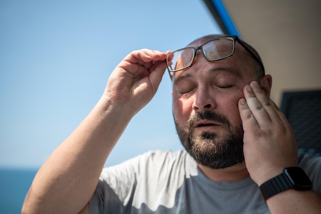 Portret van een overgewicht man die lijdt aan hyperhidrose, veel zweten in het warme zomerweer