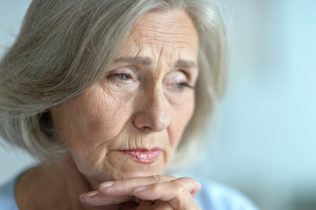 Portret van een overstuur senior vrouw, close-up