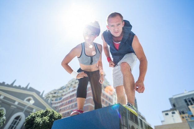 Portret van een paar dat aan parkour voorbereidingen treft