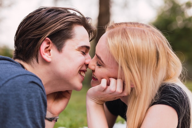 Portret van een paar dat elkaar met liefde in open lucht bekijkt