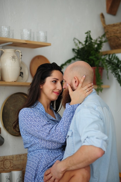 Portret van een paar dat romantisch is.