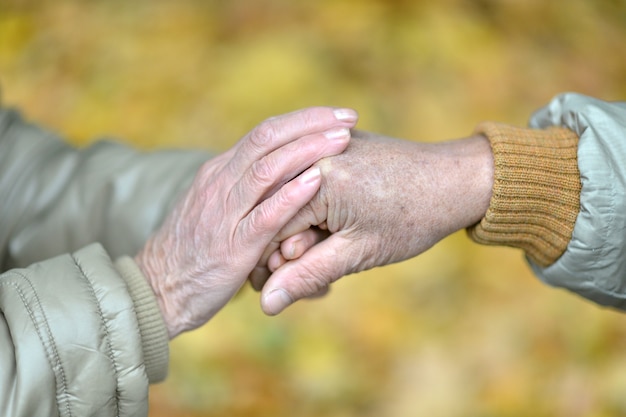 Foto portret van een paar hand in hand buitenshuis