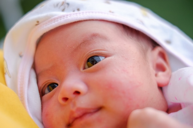 Portret van een pasgeboren baby close-up. gezicht babyuitslag