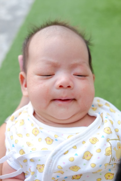 Portret van een pasgeboren baby close-up. gezicht babyuitslag