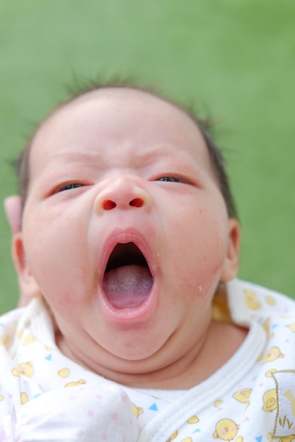 Portret van een pasgeboren baby close-up