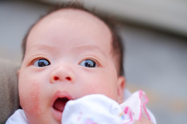 Portret van een pasgeboren baby close-up