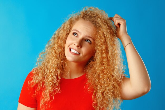 Portret van een peinzende doordachte jonge vrouw close-up