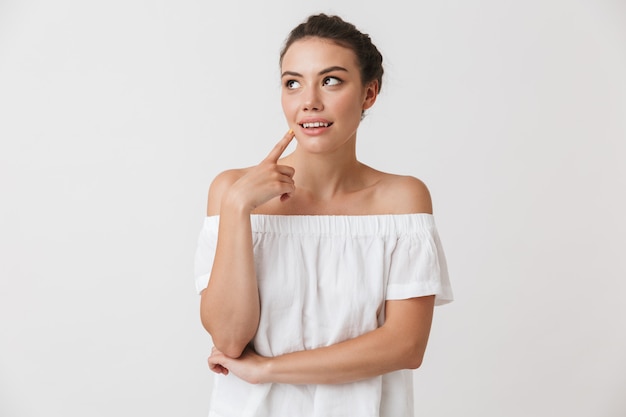 Portret van een peinzende jonge casual brunette vrouw