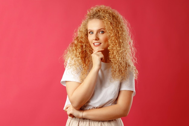 Portret van een peinzende nadenkende jonge vrouw