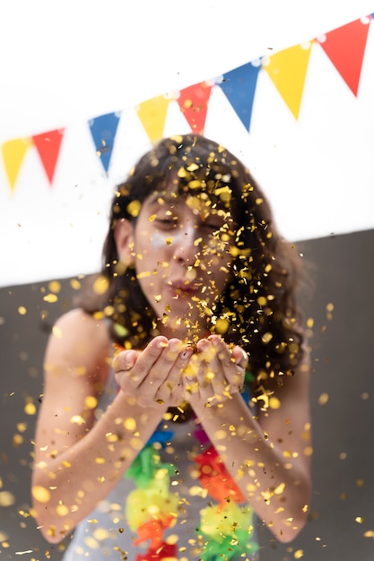 Foto portret van een persoon die plezier heeft op carnaval