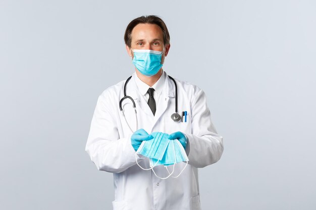 Portret van een persoon met een hoed die tegen een witte achtergrond staat