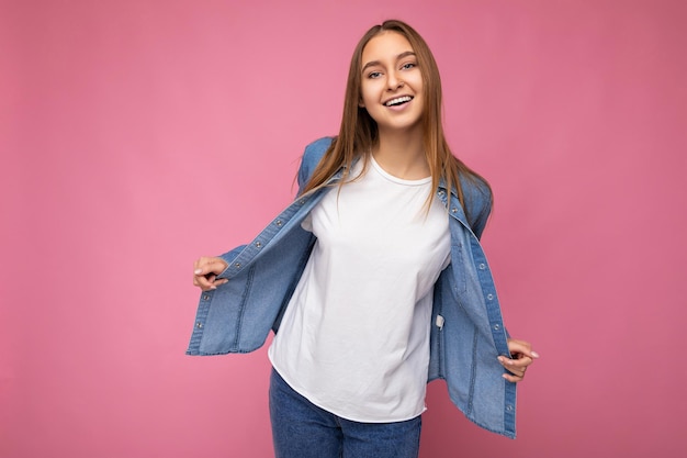 Portret van een positieve, gelukkig lachende jonge, mooie donkerblonde vrouw met oprechte emoties die