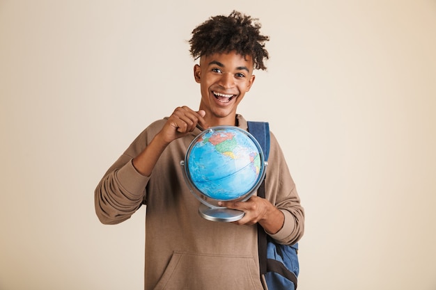 Portret van een positieve jonge Afro-Amerikaanse man