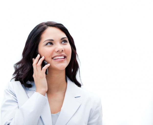 Portret van een positieve onderneemster die op telefoon spreekt