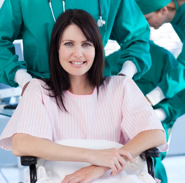 Portret van een positieve patiënt zittend op een rolstoel