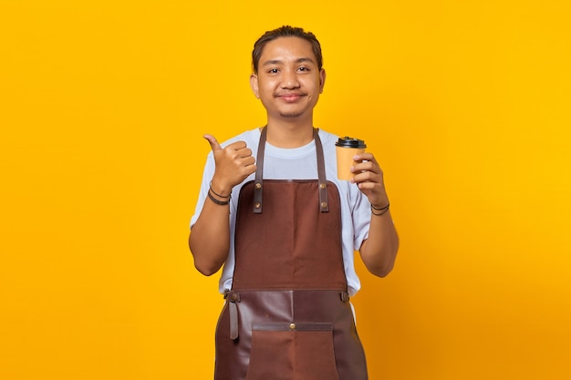 Portret van een positieve vrolijke man die een papieren beker vasthoudt met een vinger die verkoopkorting laat zien