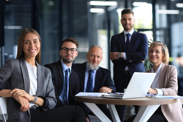 Portret van een positieve zakelijke medewerkers op een zakelijke bijeenkomst op kantoor