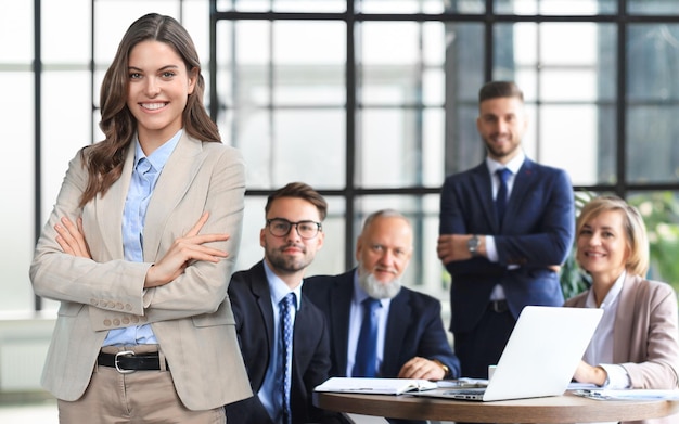 Portret van een positieve zakelijke medewerkers op een zakelijke bijeenkomst op kantoor