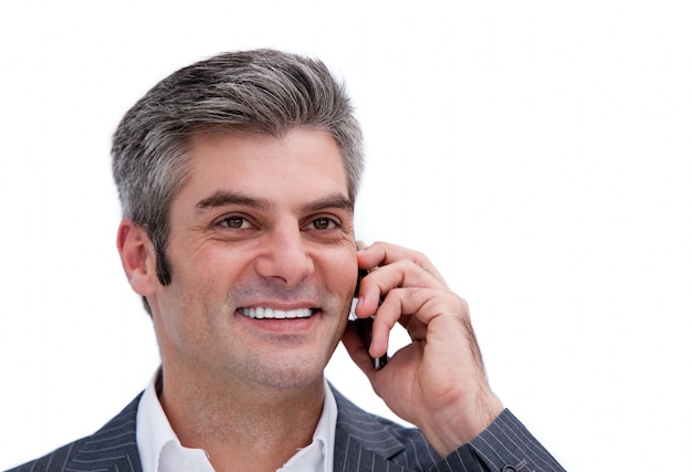 Portret van een positieve zakenman op telefoon