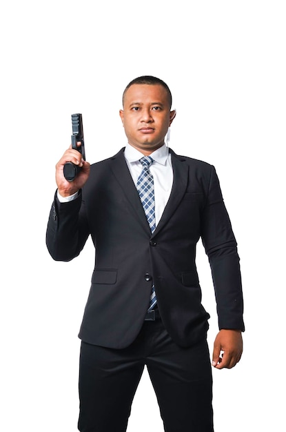 Portret van een pottrade een schutter die een zwart pak draagt en een pistool geïsoleerd uitknippad vasthoudt