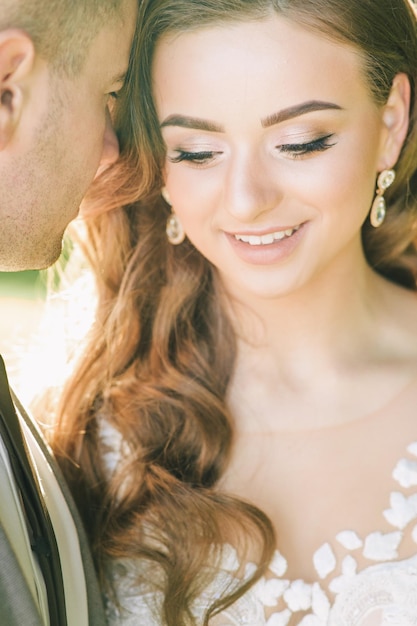 portret van een prachtig bruidspaar in Italië