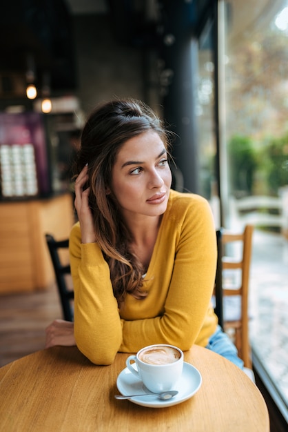 Portret van een prachtige brunette in het café.